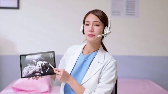 女产科医生给婴儿看x光片