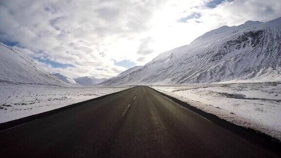在冰岛的大雪中开车