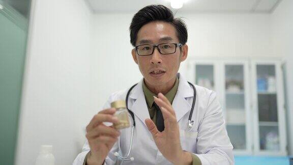 亚洲华人医生通过笔记本电脑与病人进行视频会议远程医疗远程医疗