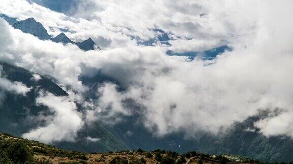 高地山谷上空的云的运动