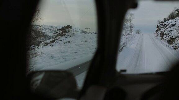 雪中行驶的POV汽车:挪威的山口