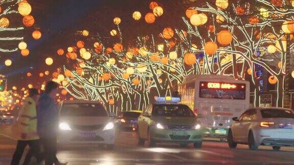 街上挂满灯笼庆祝中国新年