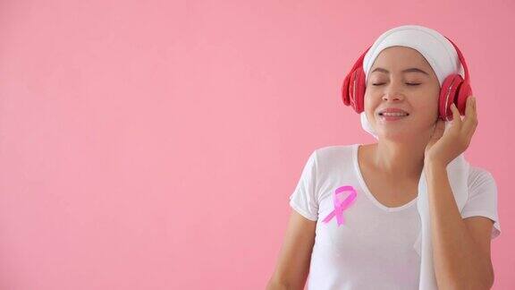乳腺癌患者亚洲女性戴着耳机听音乐
