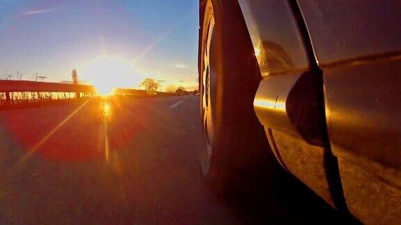 低角度视角的汽车夕阳光线照耀轮胎