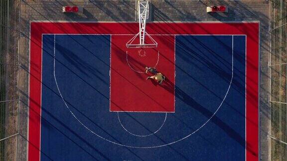 篮球场上两名篮球运动员的鸟瞰图
