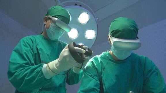 一队外科医生戴着增强现实头盔在医院的手术室里用操纵杆给病人做手术团队合作医疗保健和医疗技术理念