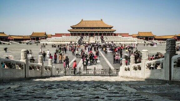 拥挤的游客在中国北京的紫禁城中徘徊