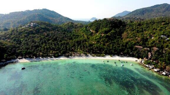 一架无人机拍摄了鲨鱼湾这是泰国春本省的一个以浮潜闻名的僻静海滩度假胜地