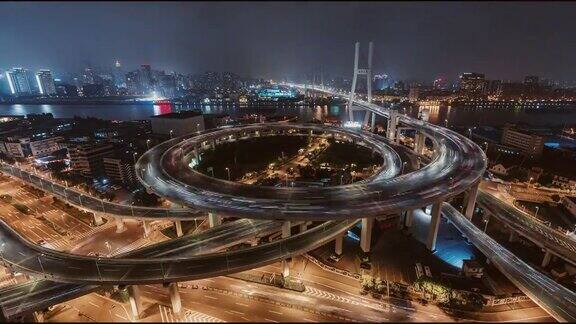 路交叉口在晚上上海中国