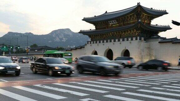 韩国首尔庆福宫的大大门和车流就在它的前面