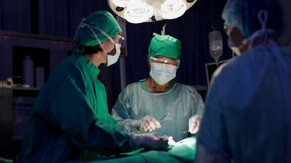 外科医生在医院的手术室