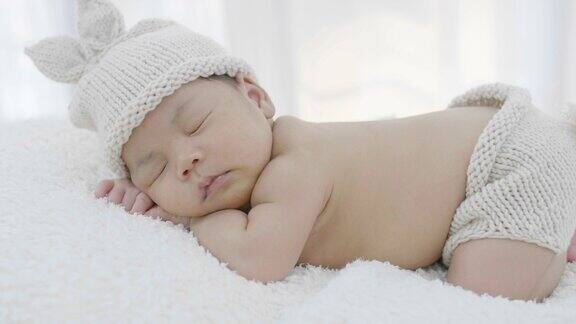 4K特写亚洲婴儿躺在柔软的毯子上