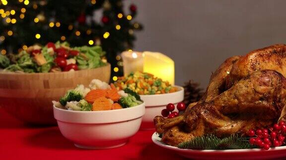 烤火鸡或烤鸡和各种各样的食物被放在餐桌上庆祝圣诞节