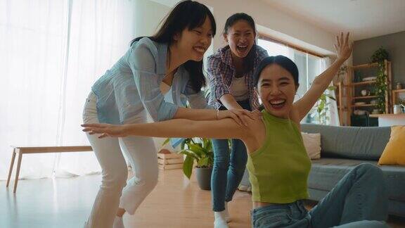 一群女性朋友在家里享受生活和乐趣