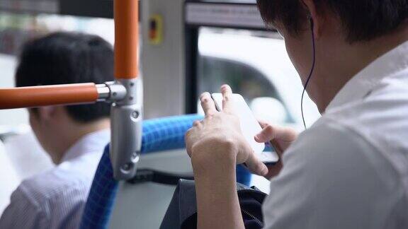 在公交车上使用智能手机
