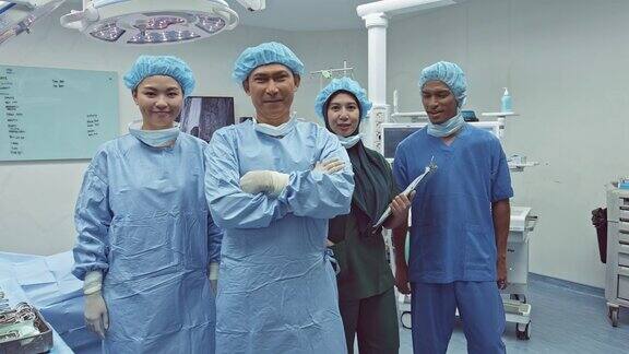 微笑的医疗团队在手术室的肖像