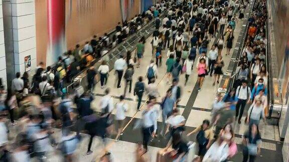 4K时间推移人群在香港地铁交通枢纽的高峰期行走