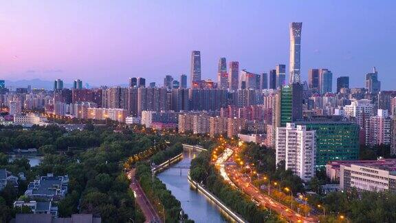 4k4096x2304p25fps时间流逝视频CBD的城市景观与汽车交通流的主要道路在河边在黄昏日落在北京中国