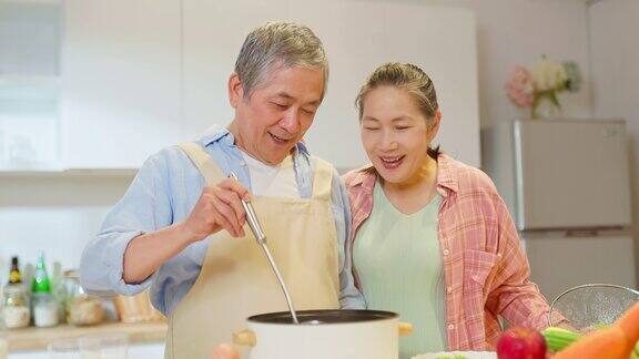 厨房里的亚洲老夫妇