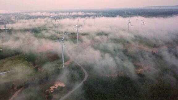 4K分辨率鸟瞰图的风力涡轮机场的雾和雾景观Eolic公园风力发电和替代能源