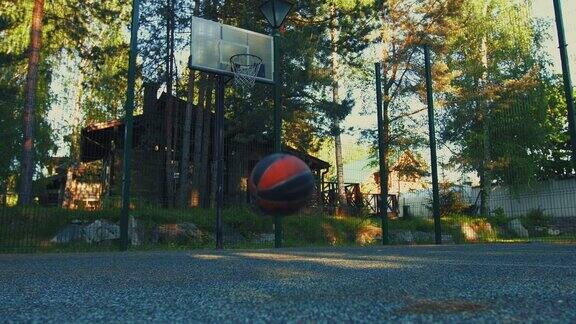 篮球在夏季室外篮球场上弹跳户外运动