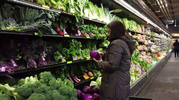 在市场上摘水果的女人