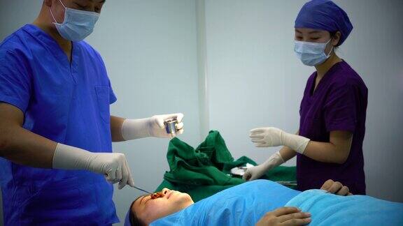 4K:外科医生在现代手术室为病人准备手术