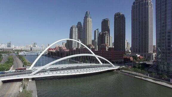 现代城市中城的钢桥和现代建筑