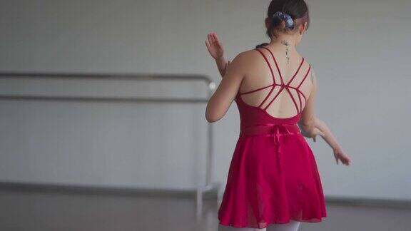 亚洲中国少女芭蕾舞演员训练她的年轻女学生在工作室