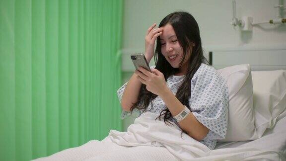 开心的女病人在用手机