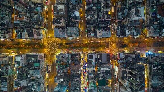 从空中俯瞰中国香港市区的汽车和拥挤的深水埗区