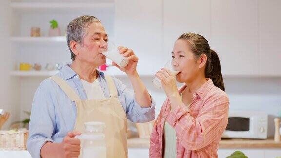 亚洲的老年夫妇喝牛奶