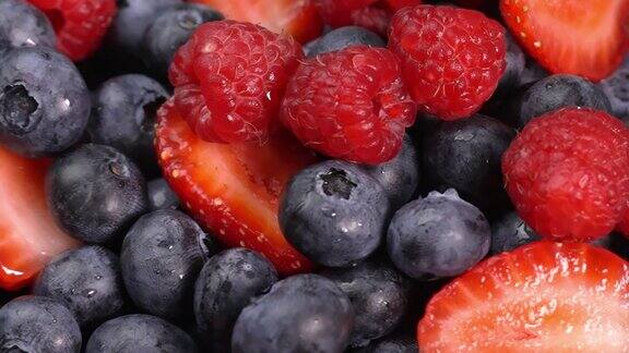 多汁的红草莓覆盆子和蓝莓混合物