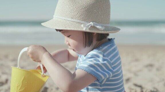 在北爱尔兰沙滩上玩耍的小女孩