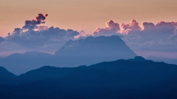 日落在山上与运动多云