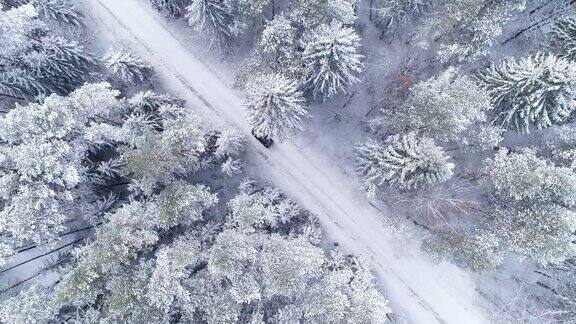 冬天的风景冬季公路鸟瞰图红色汽车在上面