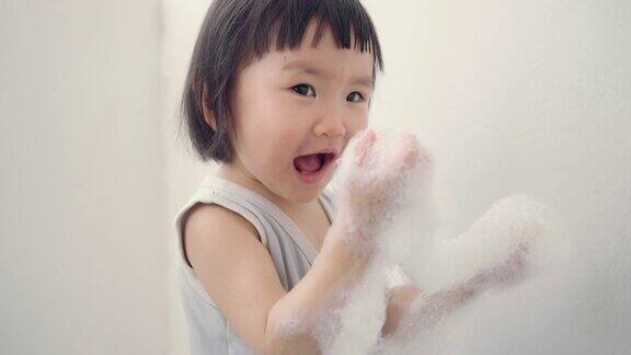 女孩在浴缸里玩肥皂泡