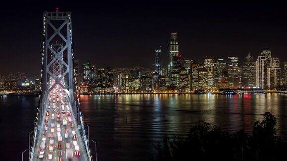 旧金山奥克兰海湾大桥和市中心的夜晚时光