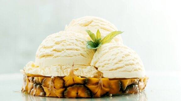 将菠萝和冰淇淋切成薄片在上面点缀新鲜的薄荷