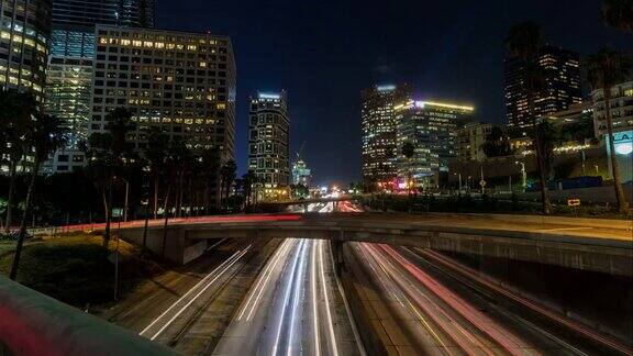 110高速公路洛杉矶市中心的夜晚时光