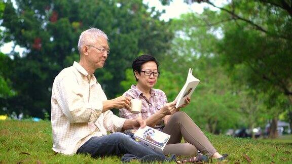 一对亚洲老夫妇在公园看书花宝贵的时间永远不要停止学习新东西