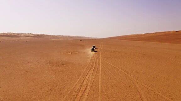 在沙漠中行驶的汽车