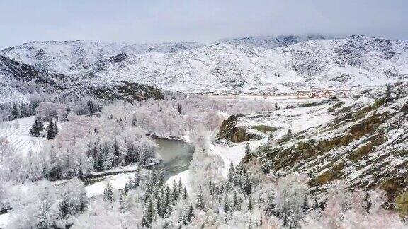 森林里下了一整夜的雪森林变成了梦幻般的雾凇河流仍然穿过它