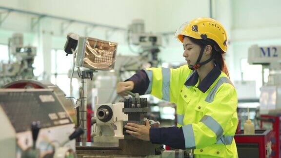 在重工业工厂工作的女性机械工程师
