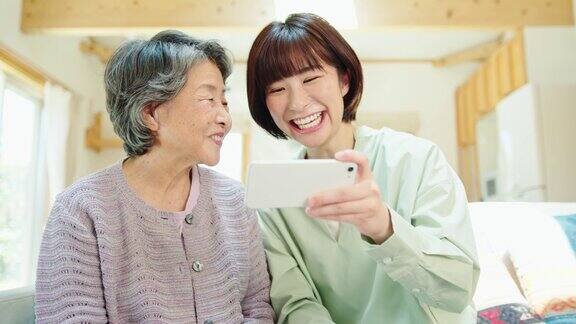 孙女教祖母如何使用智能手机