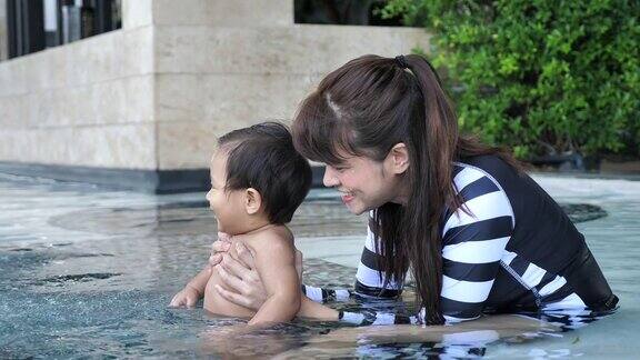 小男孩和妈妈在泳池边