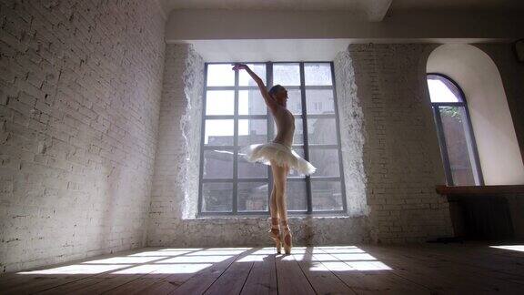 晚上在室内举起双手的芭蕾舞演员