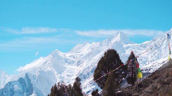 在印度喜马偕尔邦拉胡尔山谷的基隆冬天积雪覆盖的喜马拉雅山峰上空的4K延时拍摄的云云在雪峰上移动