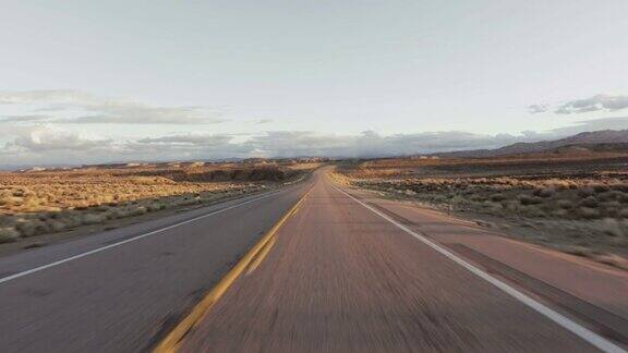 驾驶美国:美丽的视角拍摄在漫长的直路上日出日落