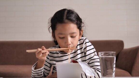 小亚洲女孩吃着热辣的方便面用幸福选择焦点浅景深